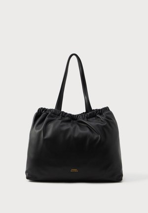 Bolso tote de cuero negro con la parte superior fruncida y textura suave, que presenta dos asas resistentes y un pequeño logo dorado en la parte frontal.