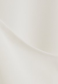 Tessuto bianco con una superficie leggermente ondulata, finitura liscia e minima lucentezza. Nessun motivo o accento distintivo visibile.