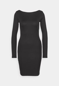 Robe noire côtelée à manches longues avec un décolleté bateau et une silhouette ajustée, arrivant au-dessus du genou, texture lisse, sans éléments métalliques visibles.