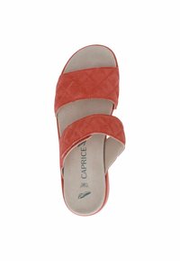 Koralni prešiti natikači s dvema širokima trakoma, mehkim notranjim podlogom in gladkim, ravnim podplatom. Na vložku označeno z "Caprice".