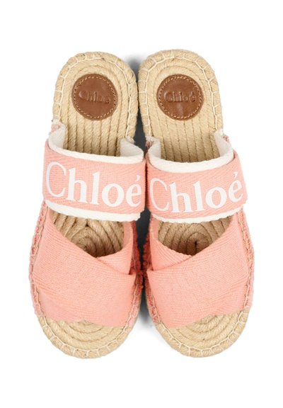 Różowe sandały espadryle Chloé z podeszwami z liny i szerokimi materiałowymi paskami, z białym napisem nazwy marki na górnym pasku.