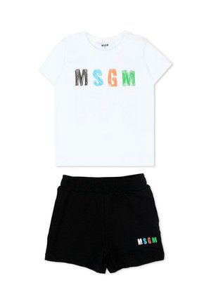 Set composto da camicia bianca a maniche corte e pantaloncini neri, entrambi con la scritta colorata "MSGM" sul davanti.