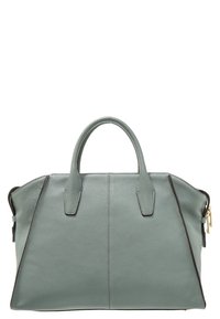 Zelená kožená taška se strukturálními tvary, dvojitými horními uši a kontrastními tmavě hnědými akcenty. Texturovaný povrch se zapínáním na zip.