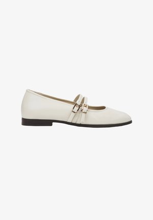 Witte patenten leren ballerina's met een ronde neus, voorzien van twee decoratieve bandjes met rechthoekige gouden gespen en een lage, gestructureerde bruine zool.