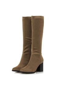 Stivali in suede marrone al ginocchio con punta appuntita, zip laterale e tacco a blocco impilato. Texture liscia con dettagli di cucitura sottili.