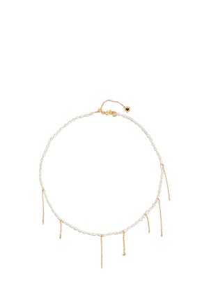 Collar delicado de perlas con cinco borlas de cadena dorada separadas uniformemente y un cierre de oro con una cadena ajustable que termina en un charm en forma de corazón.