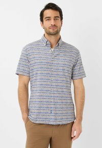 Camicia a maniche corte con bottoni di colore bianco, decorata con un motivo geometrico blu e giallo, dotata di colletto e vestibilità comoda.