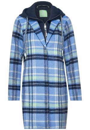 Blau-grün karierter langer Mantel mit schwarzer Reißverschlusskapuze und schwarz-weißen Kordeln vor weißem Hintergrund.