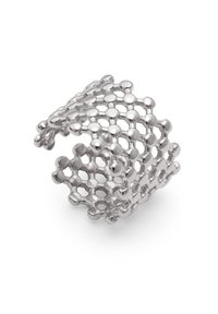 Anillo de plata tejido con un patrón hexagonal y acentos redondeados, que destaca por su superficie texturizada y diseño abierto que permite la circulación del aire.