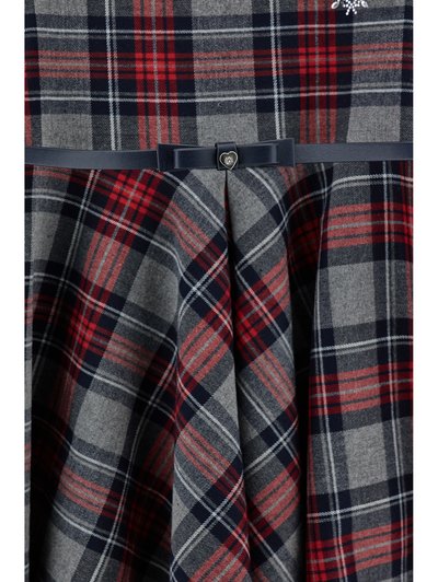 Tissu à carreaux gris, rouge et bleu marine avec une fine ceinture bleu marine comportant un petit nœud et une boucle en forme de cœur.