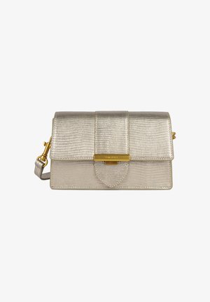 Borsa a tracolla in argento metallizzato con una finitura testurizzata, dotata di un flap frontale, hardware in oro e una tracolla regolabile per un uso versatile.