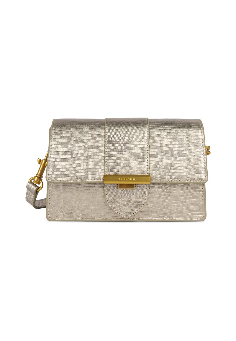 Sac à main argent métallisé avec une finition texturée, présentant un rabat à l'avant, une quincaillerie dorée et une bandoulière réglable pour un port polyvalent.
