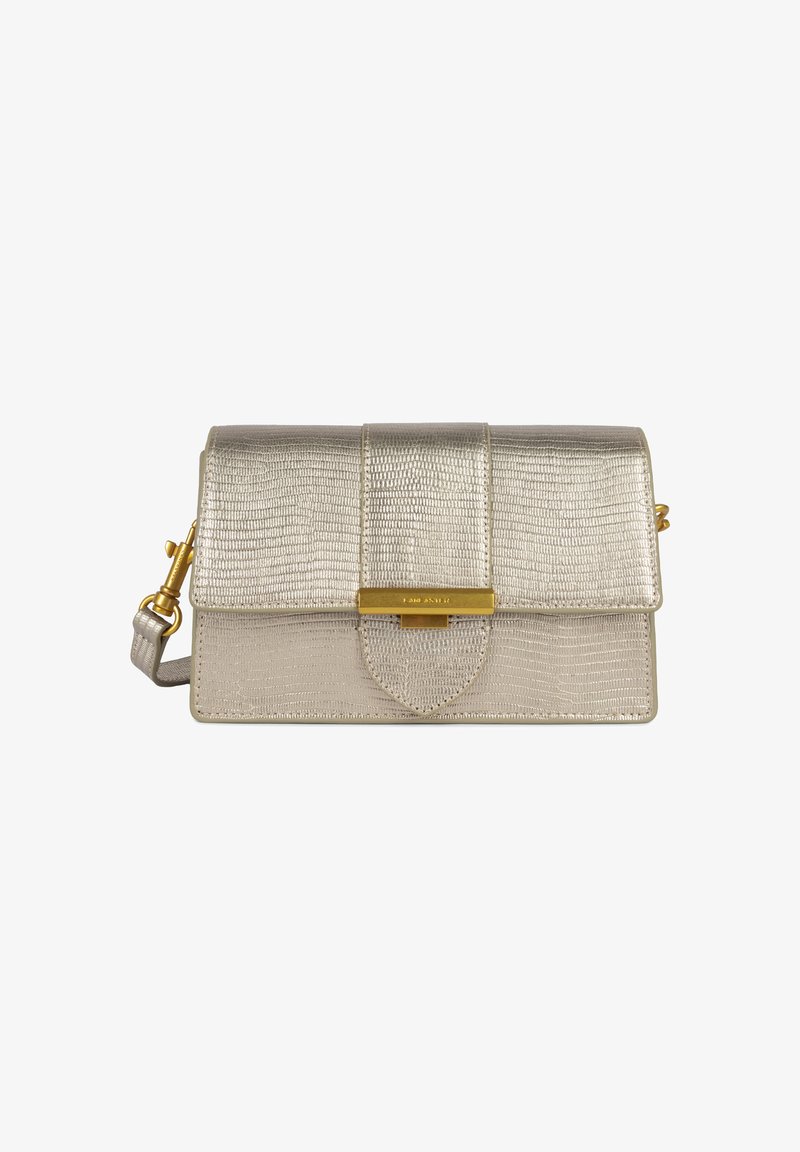 Sac à main argent métallisé avec une finition texturée, présentant un rabat à l'avant, une quincaillerie dorée et une bandoulière réglable pour un port polyvalent.