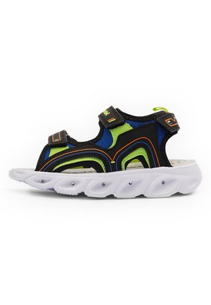 Sandal nero e blu con accenti verdi, tomaia in rete, due fasce regolabili e suola bianca testurizzata con fori circolari.