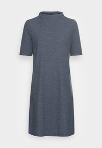 Lyhythihainen mekko tummanharmaasta Jersey-kankaasta. Ominaisuuksia ovat muotoiltu kaula-aukko ja rento istuvuus, joka ulottuu juuri polvien ylle. Yksinkertainen muotoilu.