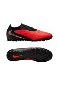 Κόκκινα και μαύρα ποδοσφαιρικά παπούτσια Nike με υφασμένη επάνω επιφάνεια, μεταλλικά λογότυπα Swoosh και ελαστική σόλα με καρφιά για συνθετικό χλοοτάπητα.