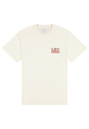 Off-white T-skjorte med korte ermer, med en liten rosa og brun "Lee"-logo på venstre bryst og rund hals.