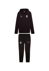 Chándal negro de Puma con acentos rojos. Incluye una sudadera con cremallera y logo, y pantalones a juego con cintura elástica y logo en la cadera.