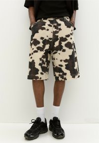 PULL&BEAR COW PRINT - Šortky - brown