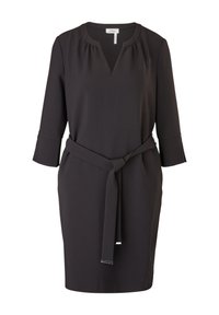 Robe noire avec un décolleté en V et des manches trois-quarts. Elle dispose d'une ceinture à nouer à la taille et de plis subtils au niveau du décolleté, fabriquée en tissu lisse.
