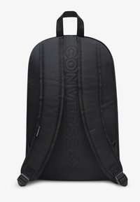 Must polsterdatud seljakotti, millel on reljeefne „CONVERSE“ logo, reguleeritavad rihmad ja ülemine kandekäepide. Sile kangapind, minimalistlik disain.