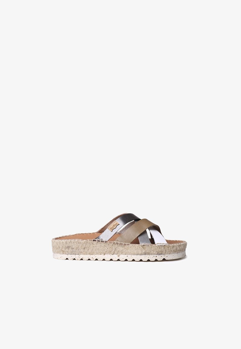 Sandale espadrille à lanières métalliques croisées en argent, or et blanc. Semelle enveloppée de jute avec une apparence texturée et tissée.