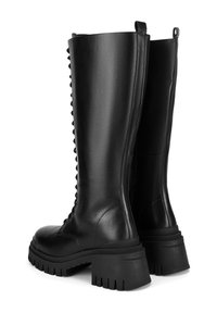 Czarne kozaki za kolano z gładkim wykończeniem ze skóry, sznurowane z boku, z grubą, żłobioną podeszwą na platformie i masywnym obcasem typu blok.