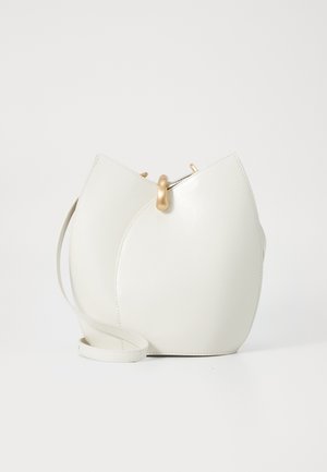 Hvid læder håndtaske med en unik foldet form, der har en guldtonet hardware detalje og en justerbar skulderrem til crossbody bæring.