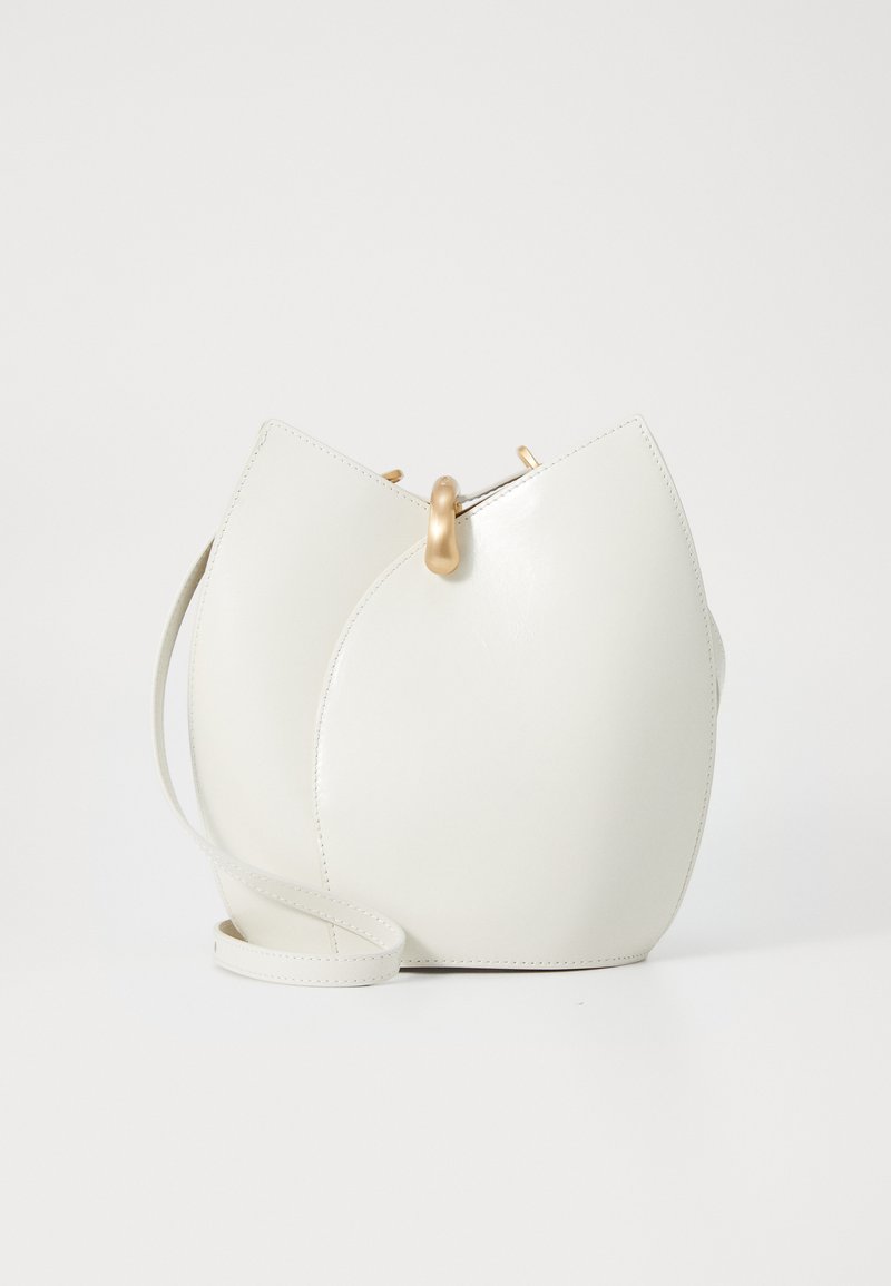 Borsa a tracolla in pelle bianca con una forma piegata unica, caratterizzata da dettagli in metallo dorato e una tracolla regolabile per un utilizzo incrociato.