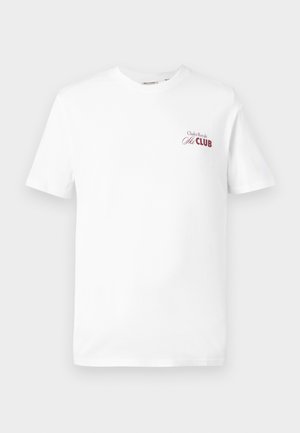 Balta medvilninė marškinėliai su trumpomis rankovėmis, su mažuoju bordo logotipu ant kairiojo krūtinės šono, kuriame užrašyta "Chalet Royale Ski CLUB".