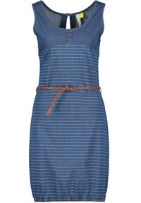 Denimmekko, jossa on vaakasuoria vaaleansinisiä raitoja, hihaton muotoilu, avokäytävä selässä ja ruskea punottu vyö vyötäröllä.