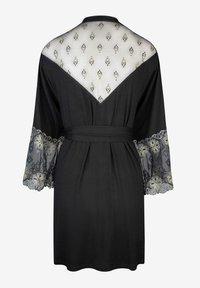 Czarna szata z przezroczystym koronkowym tyłem i dzwonowymi rękawami z misternymi kwiatowymi haftami. Zawiera pasujący pasek do zapięcia.