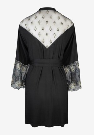 Czarna szata z przezroczystym koronkowym tyłem i dzwonowymi rękawami z misternymi kwiatowymi haftami. Zawiera pasujący pasek do zapięcia.