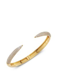 Gul manschettarmband med öppna ändar som har texturerade ytor och små, runda vita ädelstenar inlagda i ett böljande mönster. Ren, modern design.
