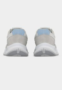 Αθλητικά παπούτσια ανοιχτού γκρι χρώματος με υλικά σουέντ και δίχτυ, μπλε ένθετο πάνελ, μαξιλαρωμένη σόλα και υφασμένο λαστιχένιο εξωτερικό πέλμα.
