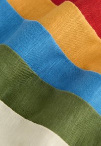 Gestrickter Stoff mit horizontalen Streifen in Rot, Gelb, Blau, Grün und Creme. Weiche Textur mit variierter Dicke in den Abschnitten.