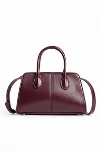 Burgundijas rokas soma, izgatavota no gludas ādas, ar divām noapaļotām rokturiem, plecu siksnu un minimālisma šuvju detaļām.