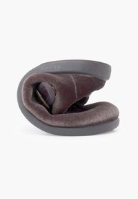 Zapato de tela marrón suave, tipo slip-on, con un diseño flexible. La parte superior texturizada y la suela de goma negra suave ofrecen comodidad y soporte.
