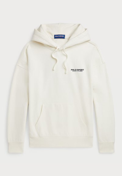 Hvit hettegenser laget av mykt stoff, med en frontlomme og logoen "POLO SPORT" på venstre brystområde.