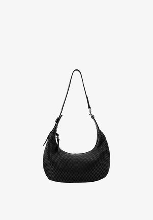 Schwarze gewebte Leder-Umhängetasche mit verstellbarem Riemen und Reißverschlussanhänger, präsentiert vor weißem Hintergrund.