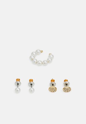Set med örhängen som inkluderar en pärlcuff och tre par stiftörhängen: ett med en pärla och två med guldfärgade detaljer och strass.