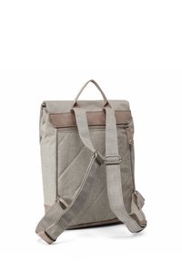 Mochila de tela gris con parte superior plegable, correas ajustables y un acento de cuero. Presenta una textura acolchada en un lado.