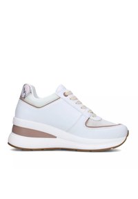 Sneaker bianco con dettagli in rete e tallone marrone chiaro. Presenta lacci rotondi, suola imbottita e un logo sul tallone.