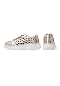 Metallisch goldene Sneaker mit ausgeschnittenem Blumendesign, ausgestattet mit einer strukturierten weißen Gummisohle mit Rillen und einer Schnürung vorne.