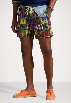 Shorts de bain à carreaux colorés avec un mélange de carrés verts, rouges, jaunes et bleus, dotés d'une taille élastique et d'un cordon de serrage.