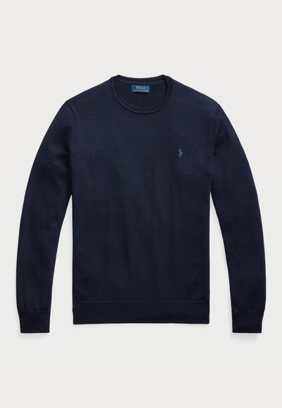 Pull bleu marine à col ras du cou en tissu tricoté, avec des poignets et un ourlet côtelés, comportant un petit logo brodé sur la poitrine gauche.