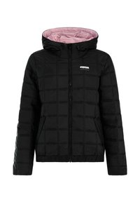 Giacca nera trapuntata con zip frontale, orlo elastico, due tasche laterali e cappuccio foderato in tessuto rosa chiaro.