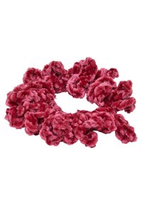 Röd sammet scrunchie med ett texturerat, blommönster, som har mjukt, plyschmaterial och studsig, lockig form. Cirkulär design.