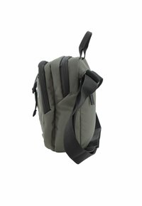 Bolsa de bandolera acolchada gris con dos compartimentos con cremallera, correa negra ajustable y tela texturizada. Incluye un bolsillo lateral para almacenamiento.