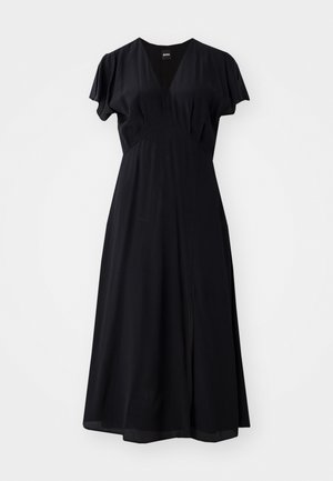 Czarna sukienka z dekoltem w kształcie litery V, krótkimi falbaniastymi rękawami i swobodną sylwetką w kształcie litery A. Wykonana z teksturowanej tkaniny o subtelnym wzorze.